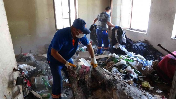 Yaşlı Adamın Evinden 2 Kamyon Çöp Çıktı