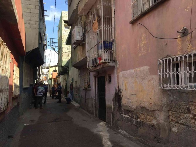 Almanya’ya Götüreceğiz Diye 8 Bin Euro Alıp Adana’da Eve Kilitlediler
