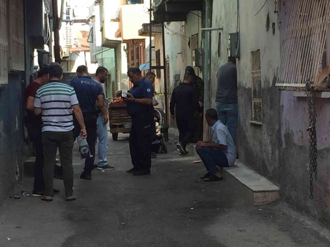 Almanya’ya Götüreceğiz Diye 8 Bin Euro Alıp Adana’da Eve Kilitlediler