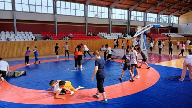 Sandıklı’da Spor Eğitimleri 9 Farklı Branşta Bin 200 Sporcu İle Devam Ediyor