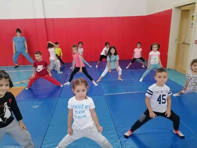 Sandıklı’da Spor Eğitimleri 9 Farklı Branşta Bin 200 Sporcu İle Devam Ediyor