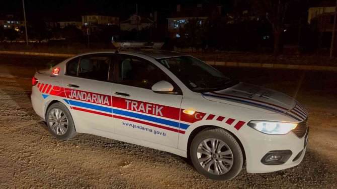 Hızını Alamayan Motosiklet Kırmızı Işıkta Bekleyen Araca Arkadan Çarptı