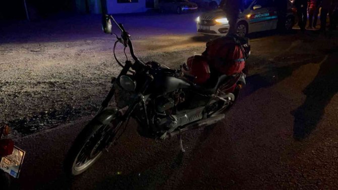 Hızını Alamayan Motosiklet Kırmızı Işıkta Bekleyen Araca Arkadan Çarptı