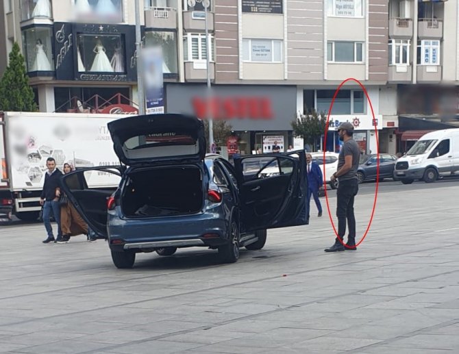 (Düzeltme) Bunalım Geçiren Vatandaş, Kullandığı Otomobili Yüzlerce Kişi Önüne Benzin Döküp Yaktı