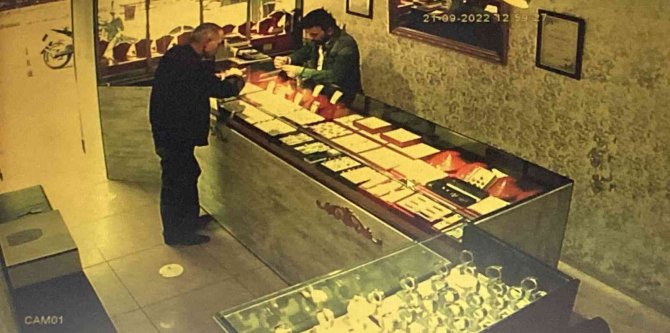 Ataşehir’de Sahte Bilezik Satan Şahıs, Suçüstü Yakalandı