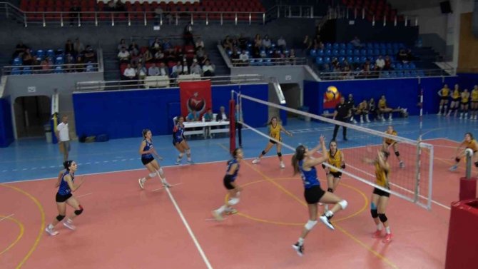 Cumhuriyet Kupası Voleybol Turnuvası Başladı