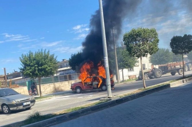 Park Halindeki Otomobil Alev Topuna Döndü