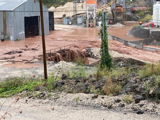 Sağanak Sonrası Taşkınlar Oluştu, Denizin Rengi Değişti