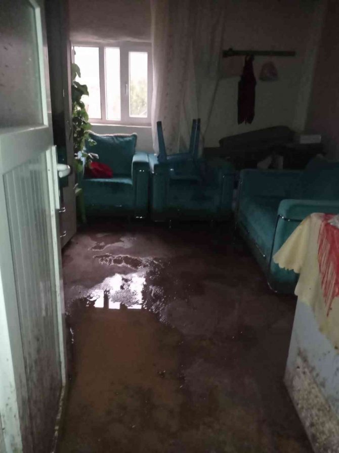 Batman’da Sağanak Sele Dönüştü, Evleri Su Bastı, Araçlar Suda Sürüklendi