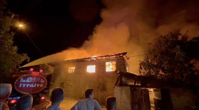 Geceyi Gündüze Çeviren Yangın Mahalle Halkını Seferber Etti
