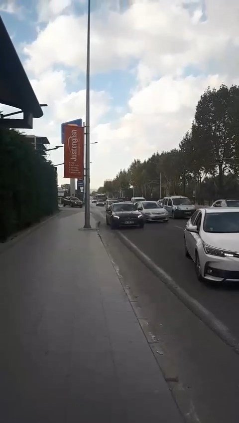 Anayolda Geri Geri Giden Otomobil, Trafiği Böyle Tehlikeye Soktu