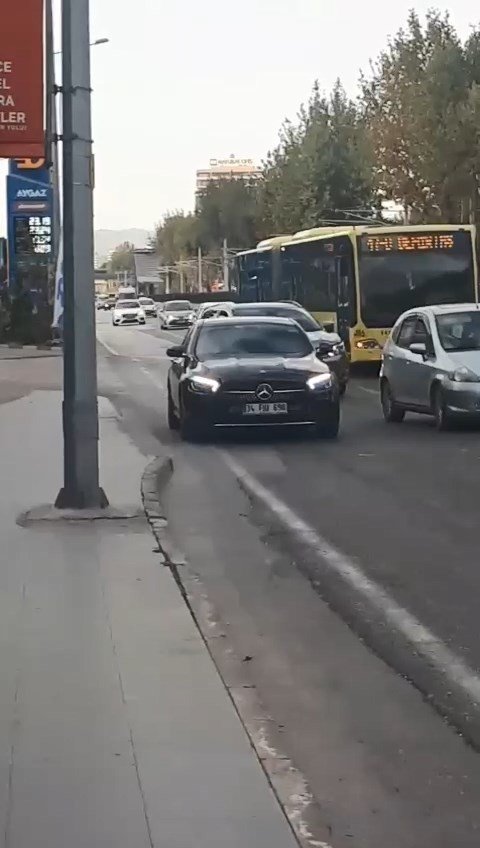 Anayolda Geri Geri Giden Otomobil, Trafiği Böyle Tehlikeye Soktu