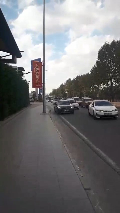 Anayolda Geri Geri Giden Otomobil, Trafiği Böyle Tehlikeye Soktu