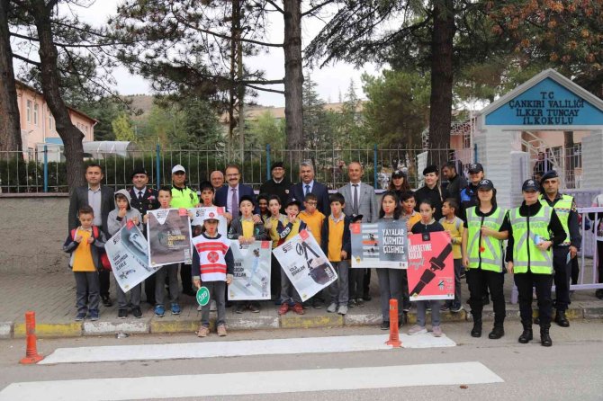 Öğrenciler Trafik Polisi Oldu, Trafik Kurallarına Düdükleriyle Dikkat Çekti