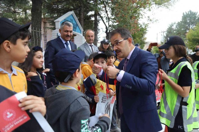 Öğrenciler Trafik Polisi Oldu, Trafik Kurallarına Düdükleriyle Dikkat Çekti