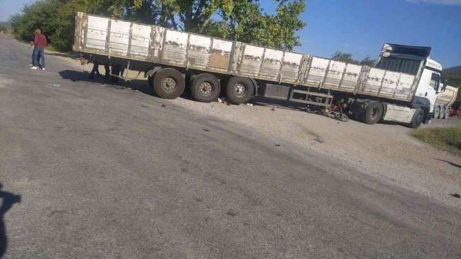 Yabancı Uyruklu Aileyi Taşıyan Motosiklet Tırın Altın Girdi; 1 Ölü, 2 Ağır Yaralı