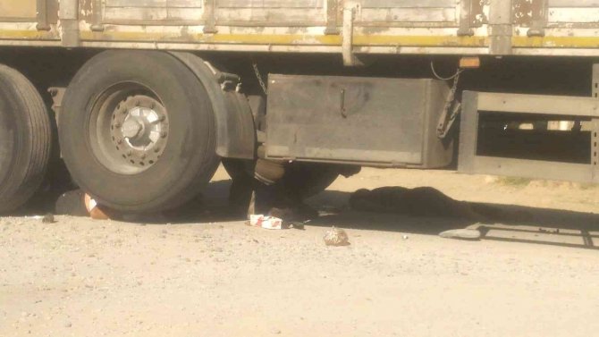 Yabancı Uyruklu Aileyi Taşıyan Motosiklet Tırın Altın Girdi; 1 Ölü, 2 Ağır Yaralı