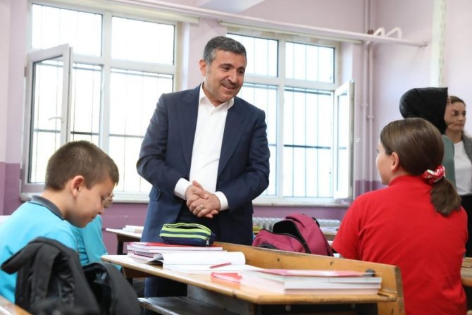 Projede Toplanan Kitaplar Köy Okuluna Verildi