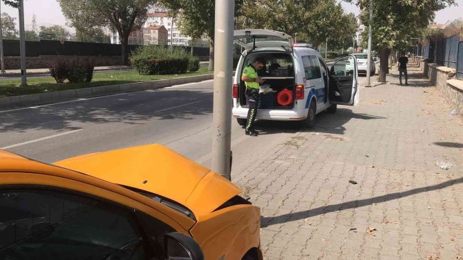 Elazığ’da Otomobil Direğe Çarptı: 1 Yaralı
