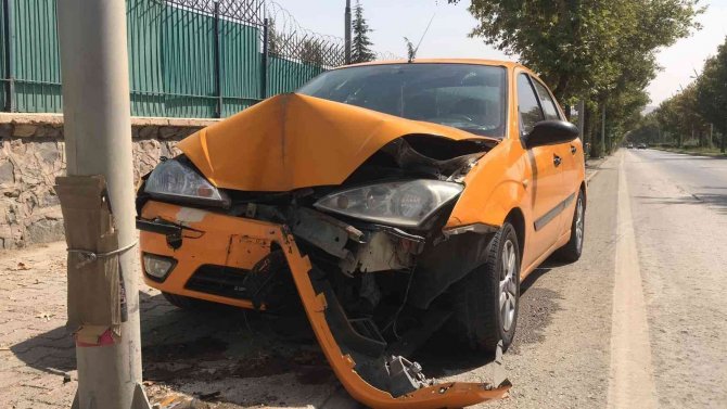 Elazığ’da Otomobil Direğe Çarptı: 1 Yaralı