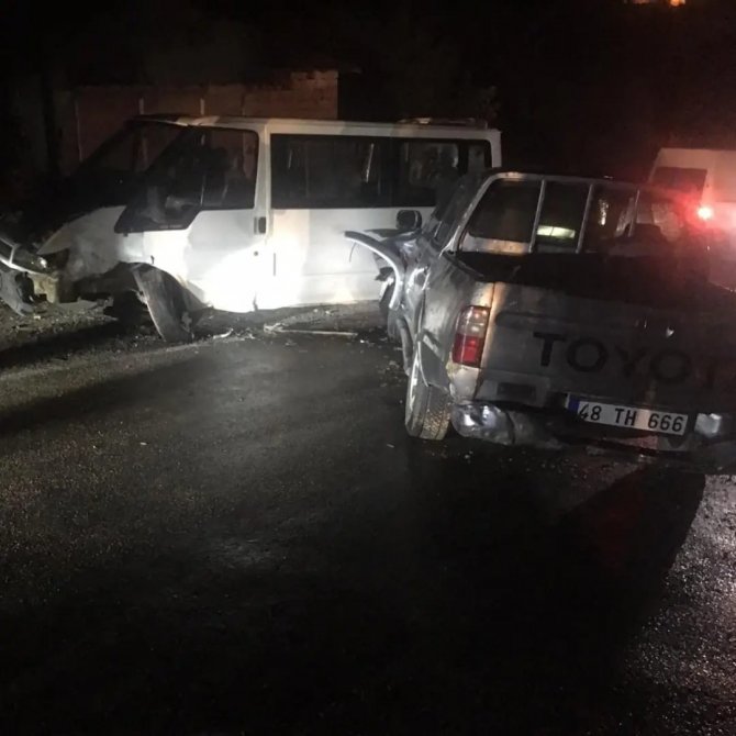 Derecik’te Trafik Kazası: 2 Yaralı