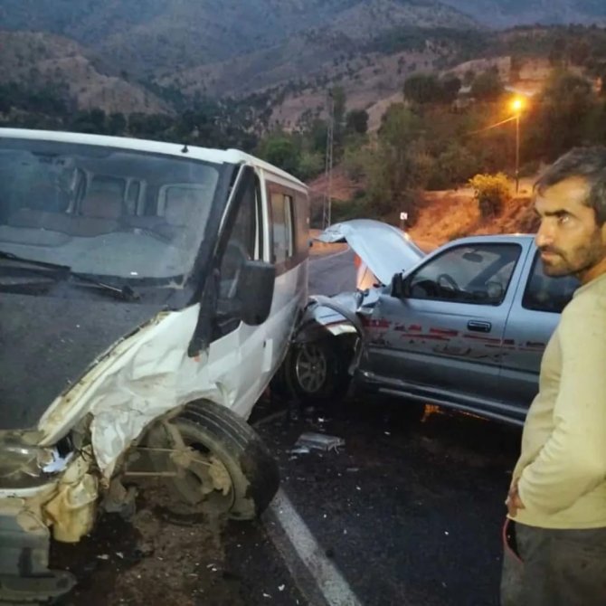 Derecik’te Trafik Kazası: 2 Yaralı