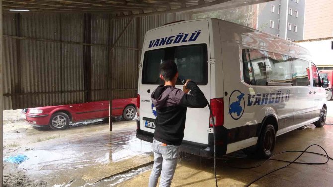 Yüksekova’da Araçlar Çamurla Kaplandı