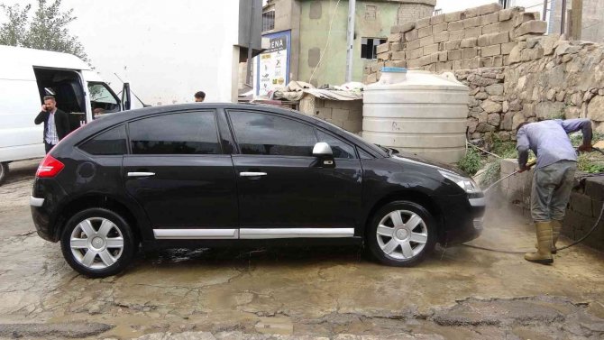 Yüksekova’da Araçlar Çamurla Kaplandı