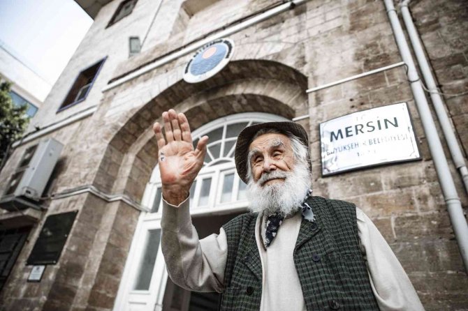 Hat Ustası Çalışkan, ’Son Nokta’ Eserini Başkan Seçer’e Hediye Etti