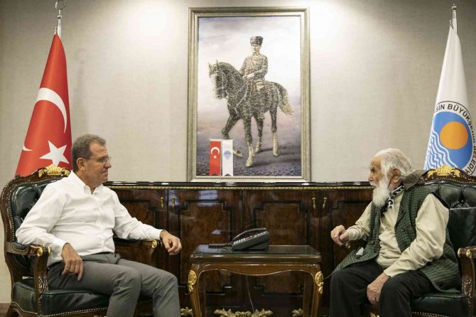 Hat Ustası Çalışkan, ’Son Nokta’ Eserini Başkan Seçer’e Hediye Etti