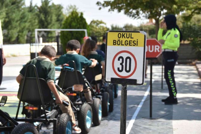 Mobil Trafik Eğitim Tırı İle İlkokul Öğrencileri Trafik Bilinci Kazanıyor