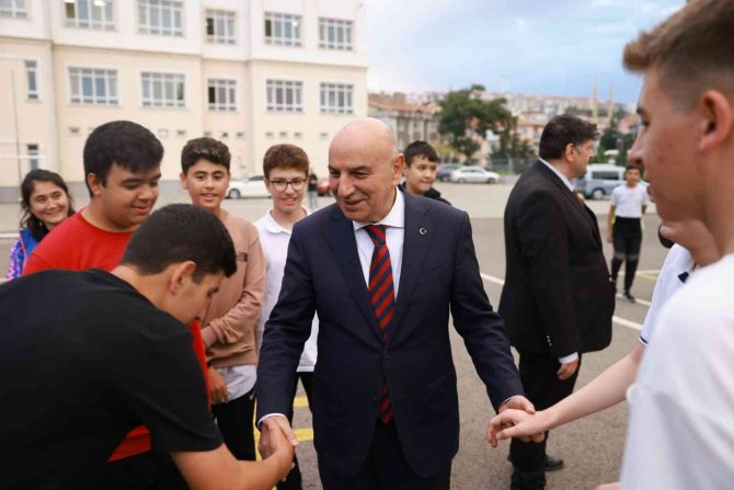 Öğrencilerden Keçiören Belediye Başkanı Altınok’a Sevgi Gösterisi