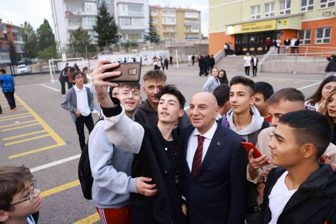 Öğrencilerden Keçiören Belediye Başkanı Altınok’a Sevgi Gösterisi