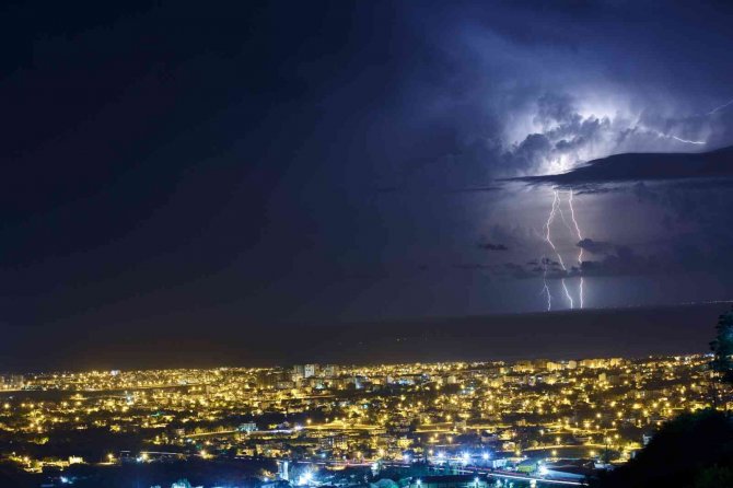 İ̇skenderun Körfezi’nde Şimşek Fırtınası Geceyi Aydınlattı