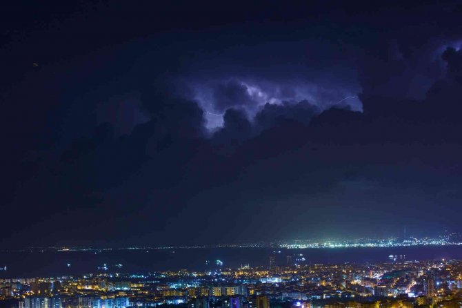 İ̇skenderun Körfezi’nde Şimşek Fırtınası Geceyi Aydınlattı