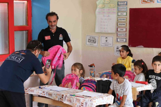 Gönüllüler Bir Araya Geldi, 200 Öğrenciye Kırtasiye Desteğinde Bulundu