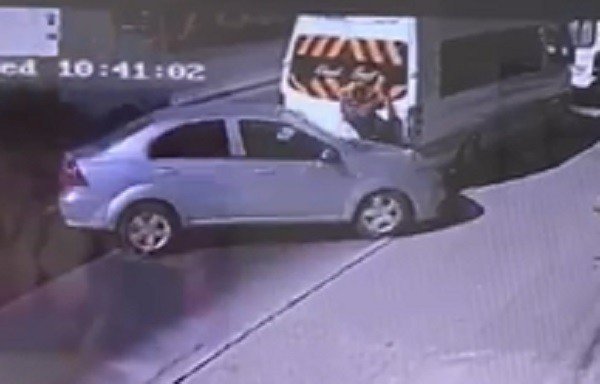 İ̇ki Aracın Arasında Kalan Adam Ölümden Döndü, O Anlar Kamerada