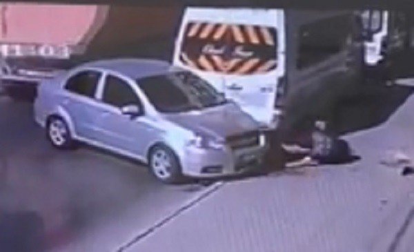 İ̇ki Aracın Arasında Kalan Adam Ölümden Döndü, O Anlar Kamerada