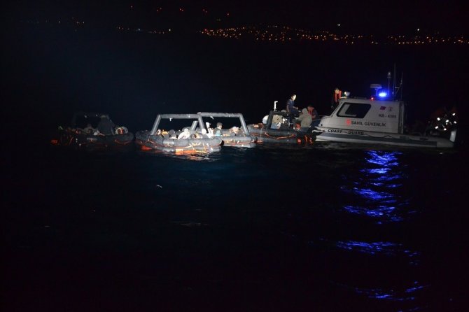 İ̇zmir Açıklarında 129 Göçmen Kurtarıldı, 3 Göçmen Kaçakçısı Yakalandı