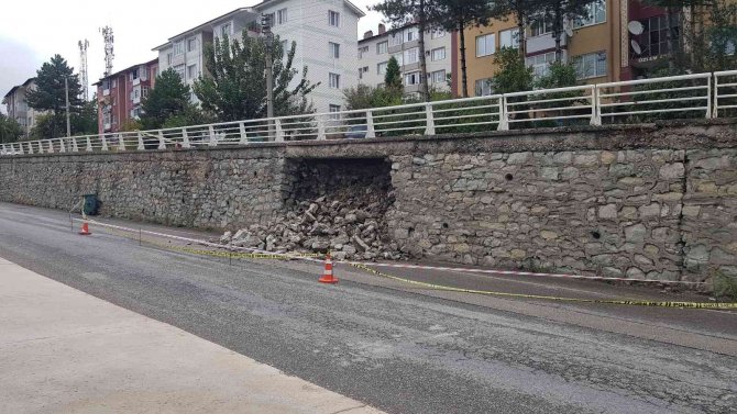 Sağanak Sonrası İstinat Duvarının Bir Bölümü Çöktü