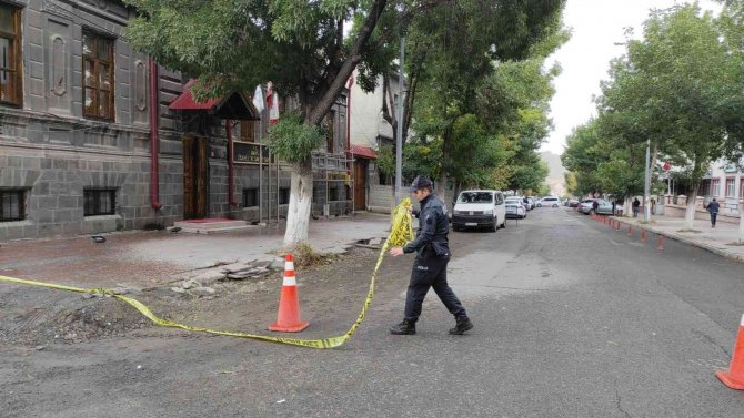 Kars’ta Şüpheli Çanta Polisi Harekete Geçirdi