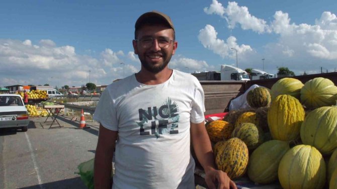 Balıkesir’de Karayolu Kenarında Kavun Pazarı İlgi Görüyor