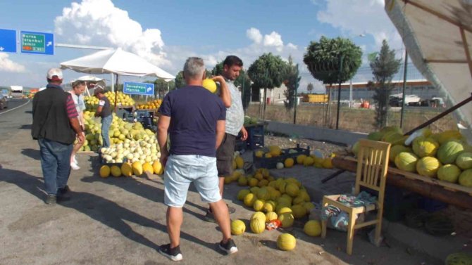 Balıkesir’de Karayolu Kenarında Kavun Pazarı İlgi Görüyor