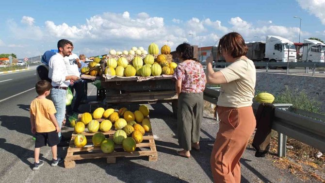 Balıkesir’de Karayolu Kenarında Kavun Pazarı İlgi Görüyor