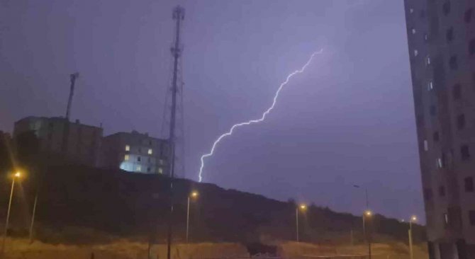 Kayseri’de Geceyi Şimşekler Aydınlattı
