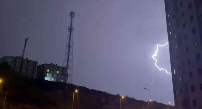 Kayseri’de Geceyi Şimşekler Aydınlattı