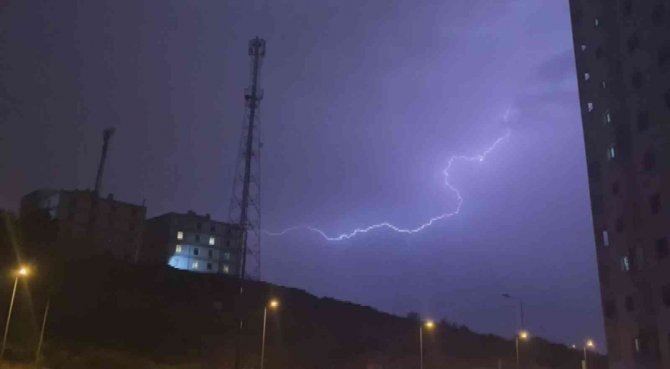 Kayseri’de Geceyi Şimşekler Aydınlattı