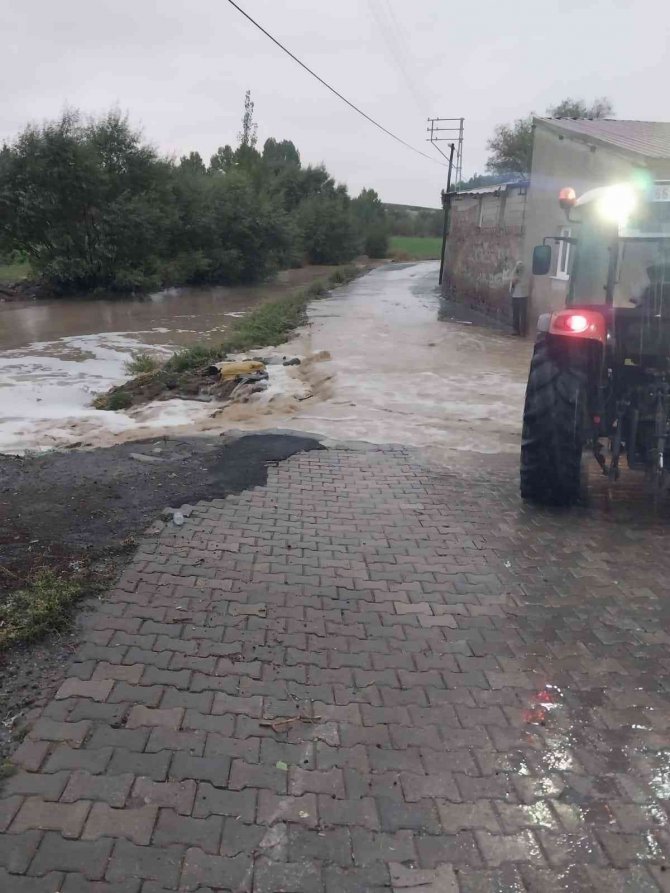 Kayseri’de Selde Kayalar Yola Düştü