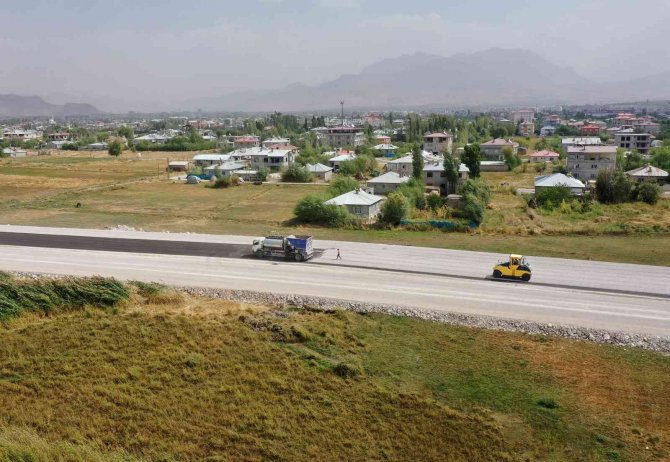 Van’ın Sahil Yolu Asfaltlanıyor