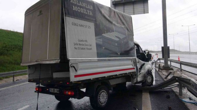 Ayağı Direksiyona Sıkışan Sürücüyü İtfaiye Ekipleri Camı Kırarak Kurtardı
